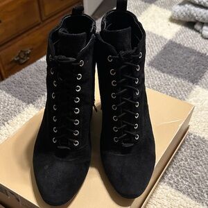 Woman’s booties with side zipper; Black chunky heel